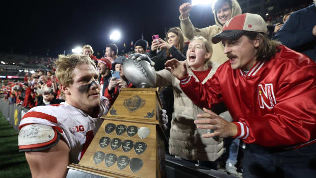 Garrett Nelson trophy fans 2022 Nebraska Iowa football USATSI_19502041